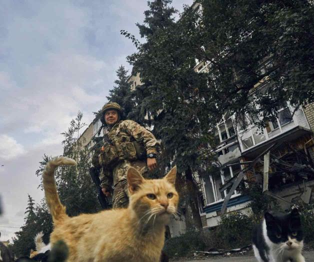 Zelenskyy visita la liberada pero devastada ciudad de Izium