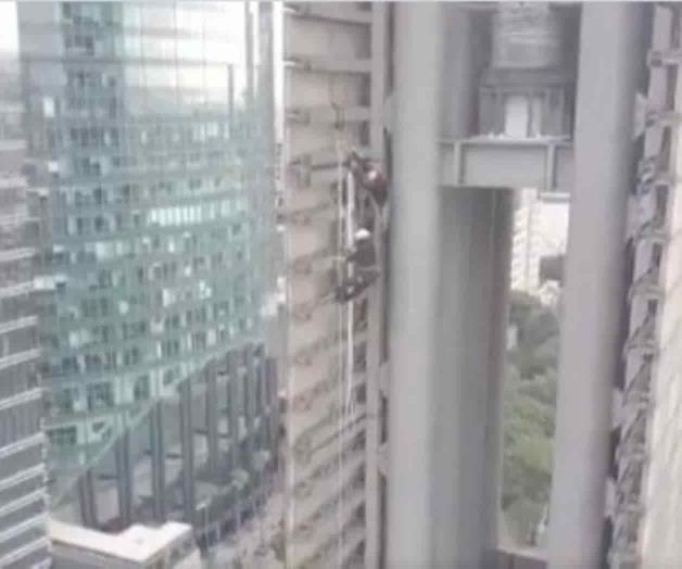 Escalan Estela de Luz en protesta por las desapariciones en México Escalan Estela de Luz en protesta por las desapariciones en México