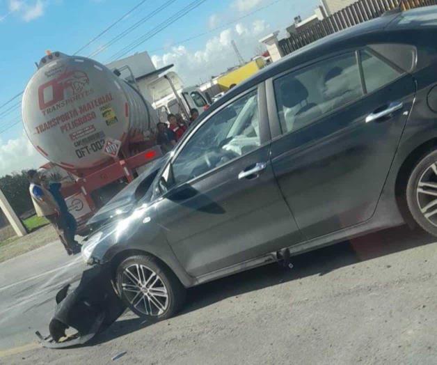 Estampa vehículo contra una pipa