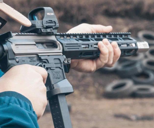 Arrestan a dos menores por disparar una AR-15