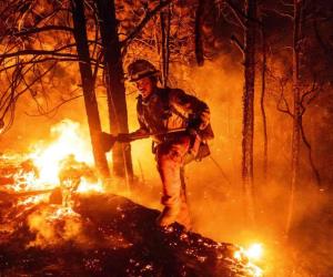 Lucha contra incendio en California luce 