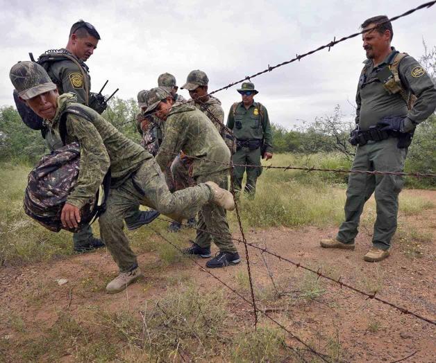 Buscan a migrantes muertos en desierto