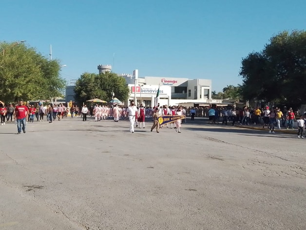 Participan contingentes en desfile de la Independencia