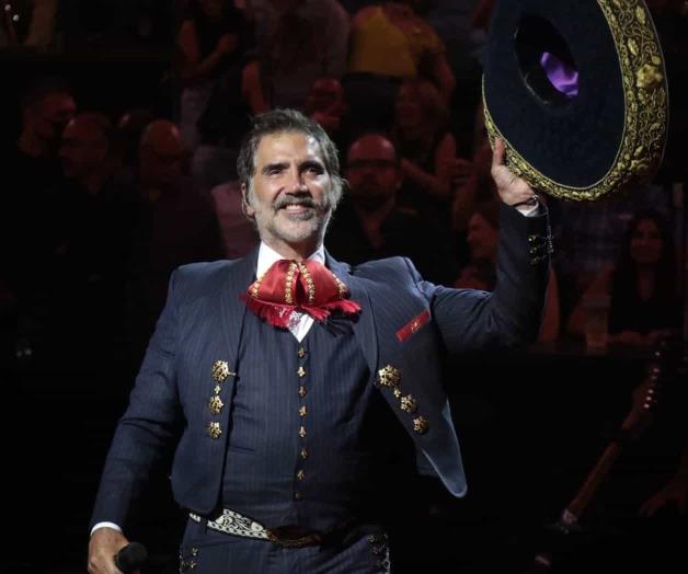 Alejandro Fernández partirá plaza con Canelo Álvarez