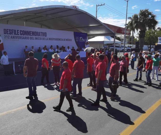 Protestan maestros en el Desfile de Independencia