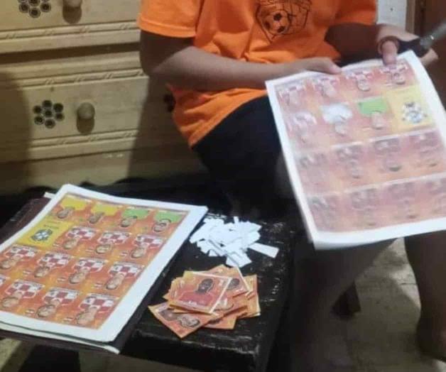 Por falta de dinero, un padre saca copias a las estampas del álbum Panini