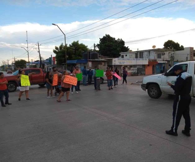 Bloquean avenida por falta de energía