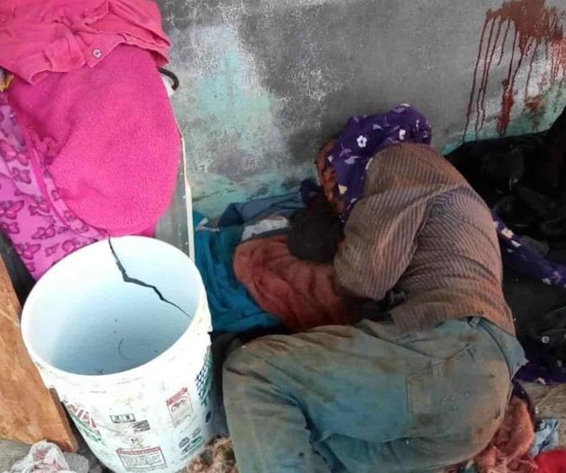 Aparece golpeado en cochera de casa