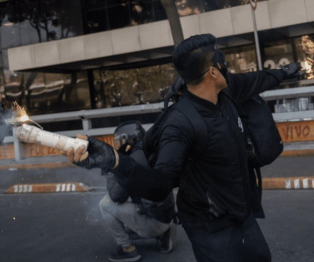 Normalistas de Ayotzinapa lanzan piedras y explosivos a la sede de la FGR