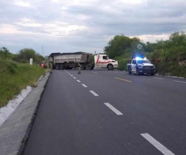 Siguen los bloqueos en Hidalgo; usan camiones y ponchallantas