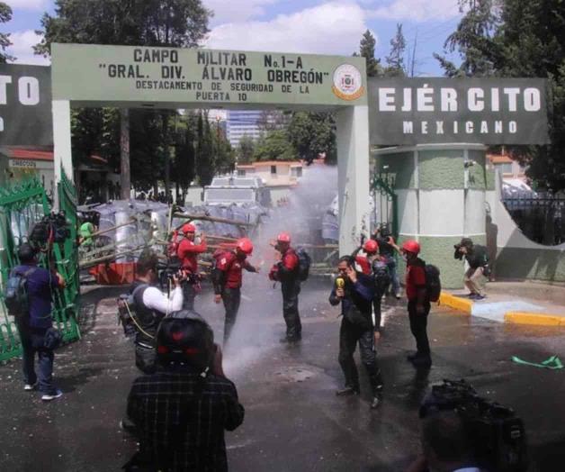 Normalistas protestan en Campo Militar; algunos hacen pintas Normalistas protestan en Campo Militar; algunos hacen pintas