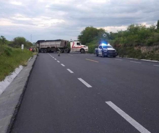 Bloquean autodefensas Carr. Victoria-Monterrey Bloquean autodefensas Carr. Victoria-Monterrey