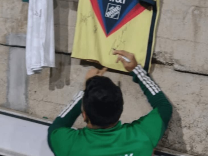 Alexis Vega firmó playera de América y Edson Álvarez de Chivas Alexis Vega firmó playera de América y Edson Álvarez de Chivas