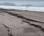 Pescadores muestran las grietas en una playa tras el sismo del 19 de septiembre