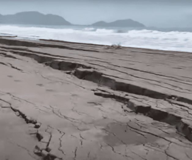 Pescadores muestran las grietas en una playa tras el sismo del 19 de septiembre