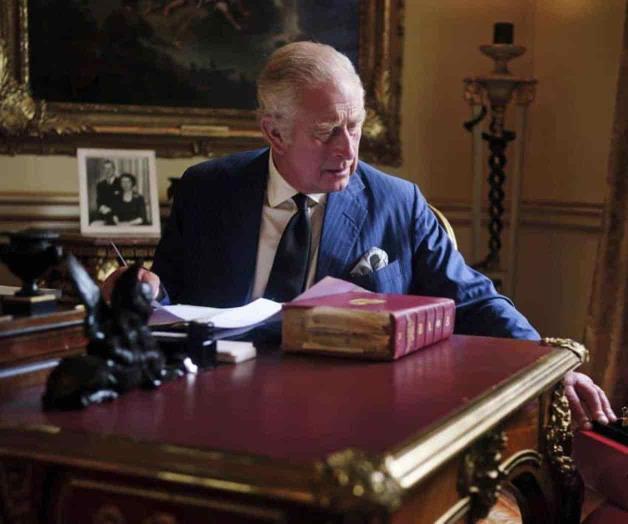 Buckingham distribuye imagen de Carlos III en su nueva labor