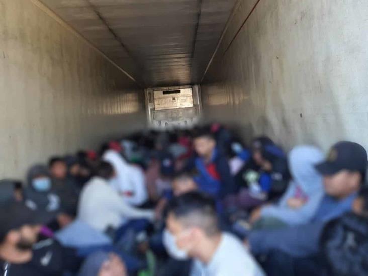 Encuentran a 108 migrantes en caja de tráiler Encuentran a 108 migrantes en caja de tráiler