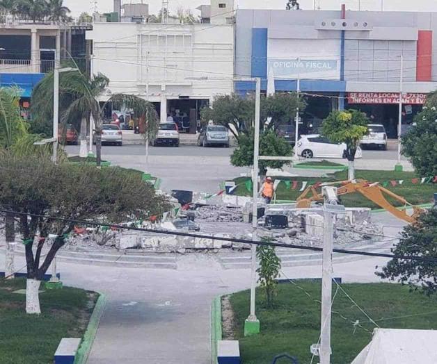 Derriban hemiciclo de la plaza principal