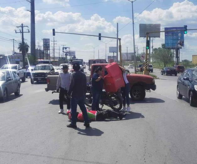 Da vuelta prohibida en ‘U’: arrolla a motociclista