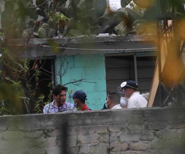 Hallan dos cuerpos en fosa clandestina en Toluca 