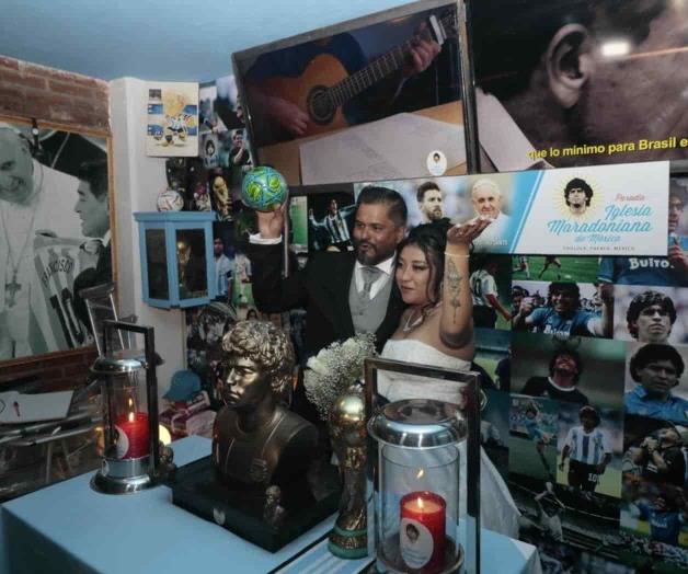 Se casa primera pareja en México en Iglesia Maradoniana Se casa primera pareja en México en Iglesia Maradoniana