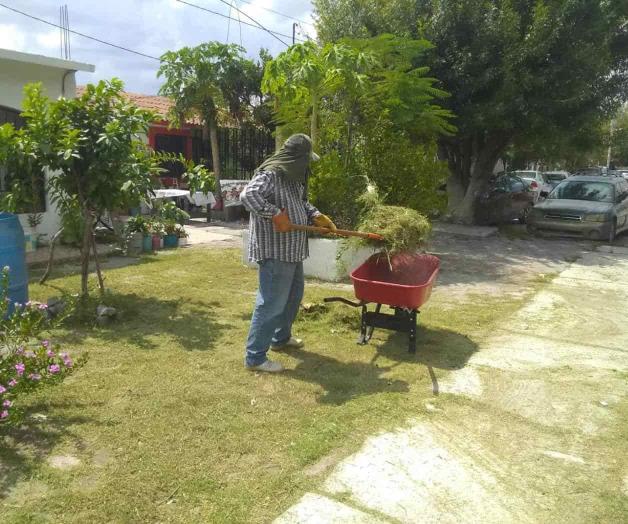 Mantienen limpieza en las áreas verdes