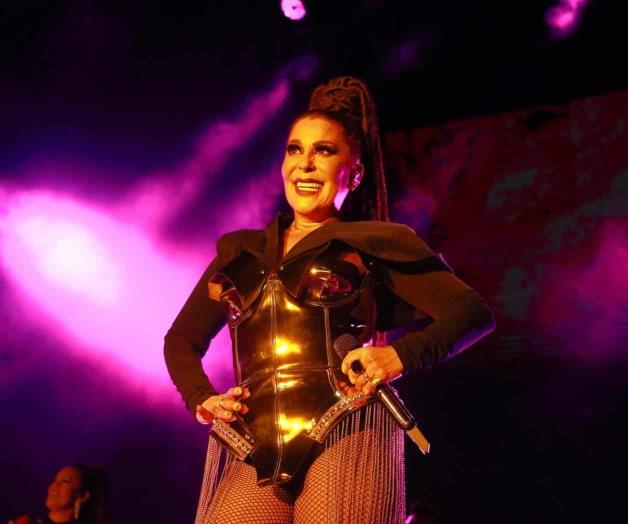 Muestra Alejandra Guzmán radiografía de su cadera tras caída