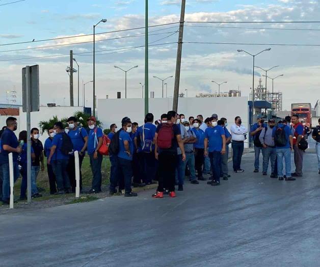 Protestan por despidos injustificados en la Papelera; advierten represalias