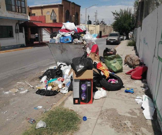 Vecinos irresponsables invaden calles con basura