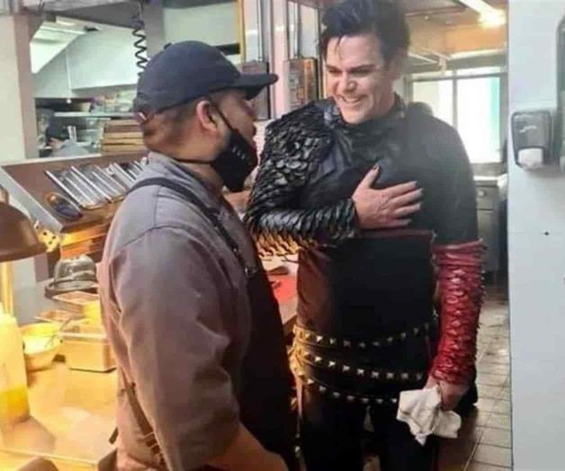Ahora captan a guitarrista  de Rammstein ¡en una taquería!
