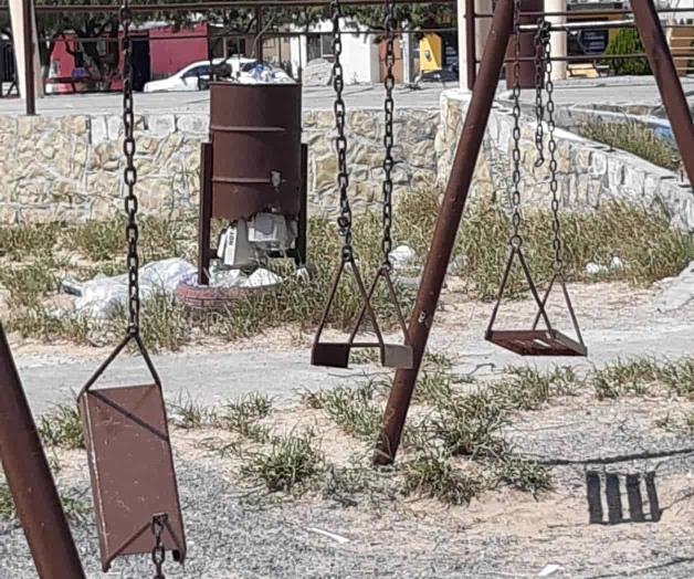 Basura y maleza invaden plaza