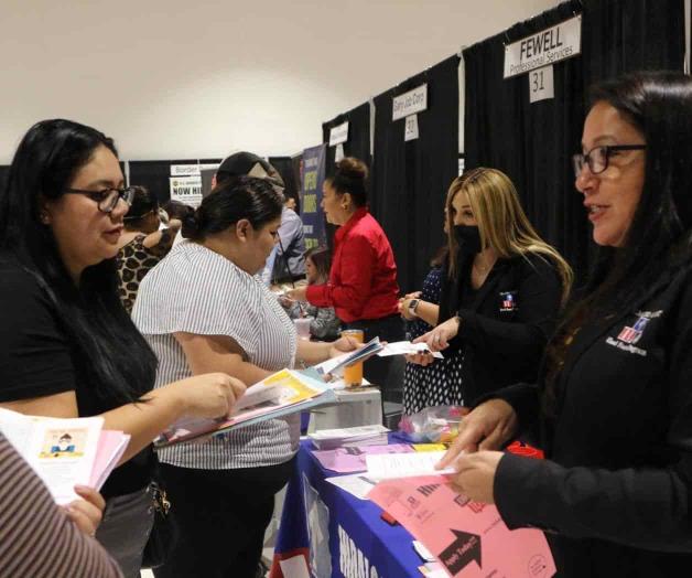 Participan en Feria del Empleo 40 empresas