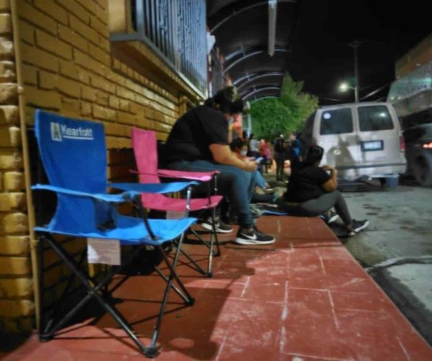 Madrugan mujeres en busca de empleo Madrugan mujeres en busca de empleo