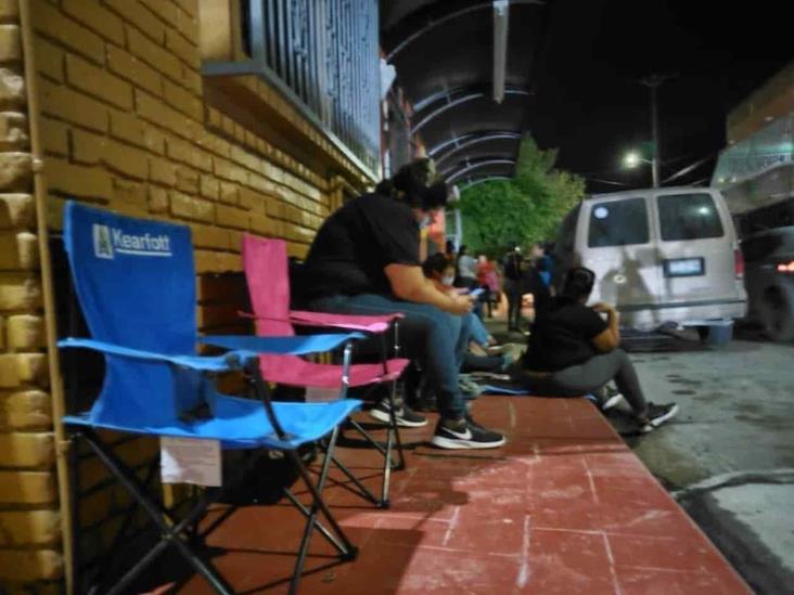 Madrugan mujeres en busca de empleo Madrugan mujeres en busca de empleo