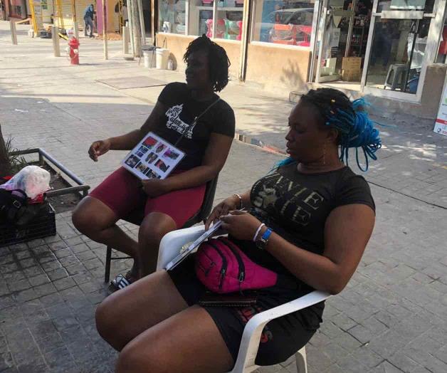 Haitianas que elaboran  trenzas logran su sueño