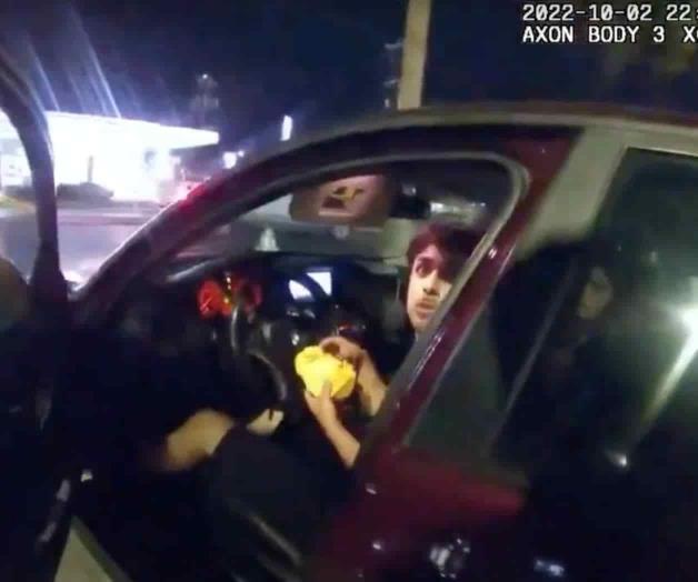 Encausan a expolicía por disparar a joven cuando comía en su auto