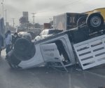 Carambola de tres veh&iacute;culos entre ellos un tracto cami&oacute;n y una camioneta la cual termina volcada en la carretera a R&iacute;o Bravo, en #Reynosa.