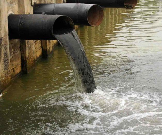 Poca agua y contaminada