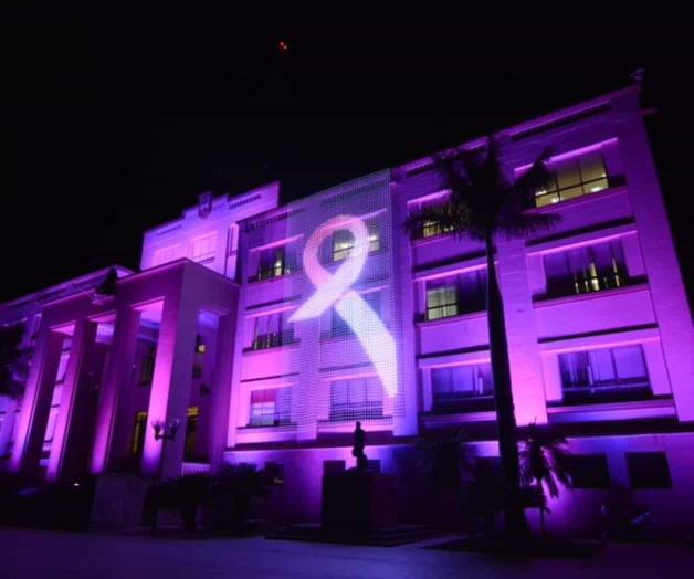 Pintan de rosa el Palacio de Gobierno por cáncer Pintan de rosa el Palacio de Gobierno por cáncer