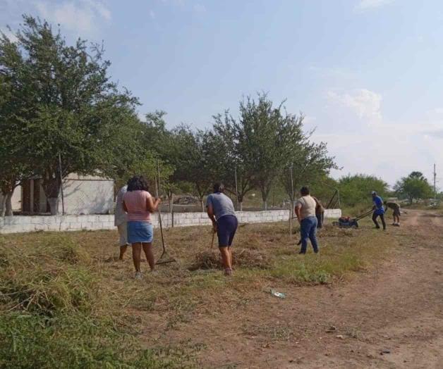 Desechan escombro en área verde de Las Lomas
