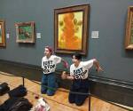 Comparecen activistas que lanzaron sopa a obra de van Gogh