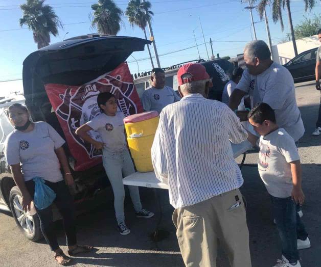 Regalan comida a los familiares de enfermos