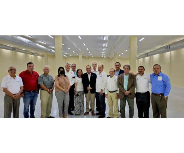 Visitan el archivo municipal