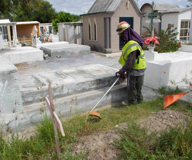 Limpian panteones al acercarse la celebración de los difuntos