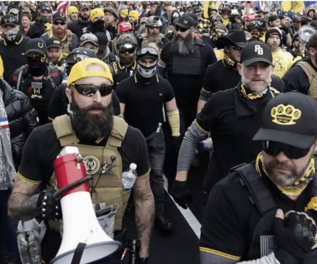 Suspenden a policía ligado a Proud Boys Suspenden a policía ligado a Proud Boys