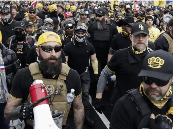 Suspenden a policía ligado a Proud Boys Suspenden a policía ligado a Proud Boys