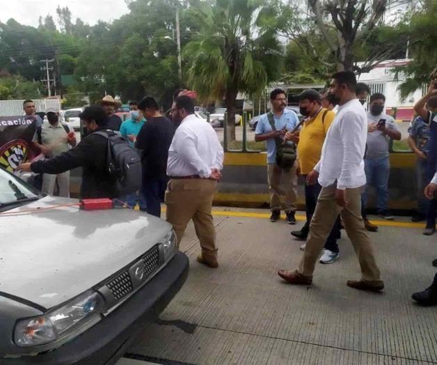 Riñen transportistas y maestros en Autopista del Sol 