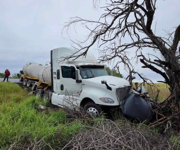 Auto es aplastado por una pipa; conductor sufre graves lesiones Auto es aplastado por una pipa; conductor sufre graves lesiones