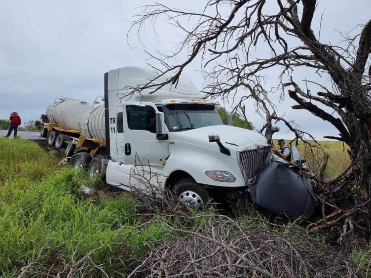 Auto es aplastado por una pipa; conductor sufre graves lesiones Auto es aplastado por una pipa; conductor sufre graves lesiones