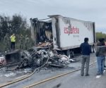 Incendio de camión de Estafeta en la carretera a Monterrey, autoridades trabajando, en #NuevoLeón.